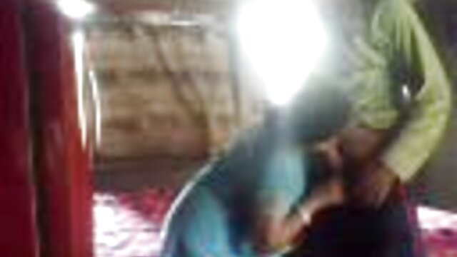 शैतानी कुत्तेहरू एक feisty थ्रीसममा बकवास गर्दै छन्
