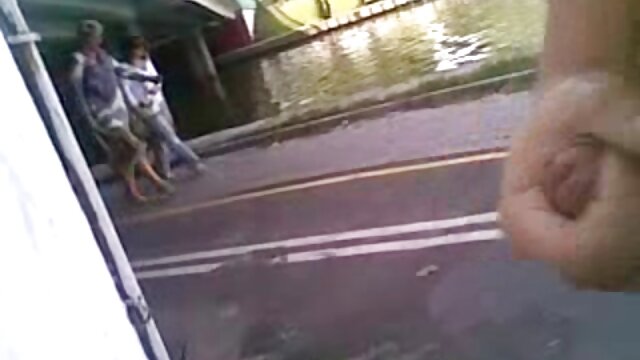 Buxom जापानी ब्ल्याक हेड युरिका मोमोले दुई स्वादिष्ट लोलिककहरू उडाए