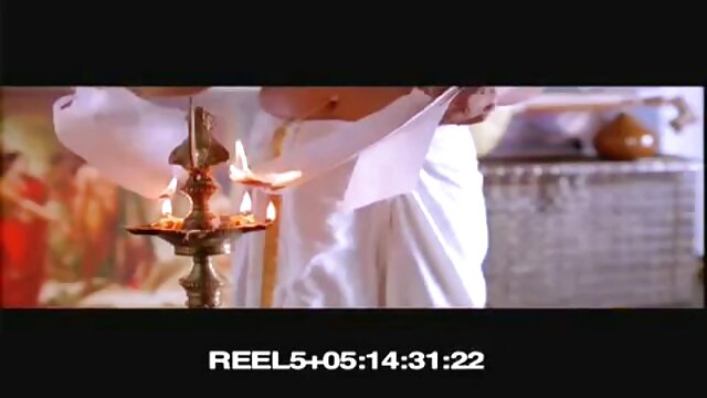 अग्लो हिलको जुत्तामा स्क्यान्की निम्फो उत्साहपूर्वक आफ्नो पुसी पम्प गर्दैछ