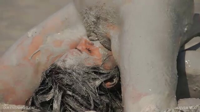 शरारती गोरा कम्पन भएको अण्डाले उनको गधा उत्तेजित हुन्छ