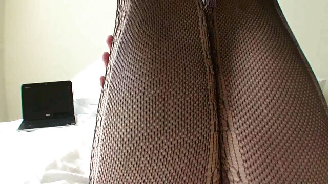 भव्य श्यामला मिल्फ लेस्बियन सिएस्टाको लागि आफ्नो साथीलाई लोभ्याउँछ