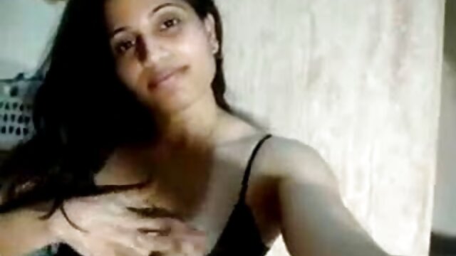 सेक्सी भारतीय मिल्फ नेहाको पतिले उनको स्वादिष्ट स्नैच खान्छ